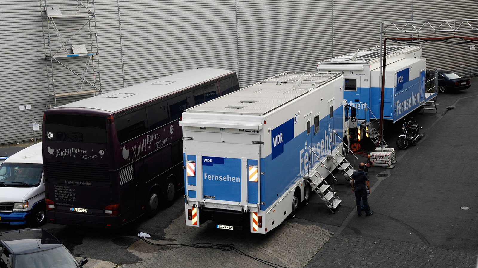 Zwei WDR Ü-Wagen rechts neben einem schwarzen Tourbur im Rahmen der Classic Rocknacht 2007