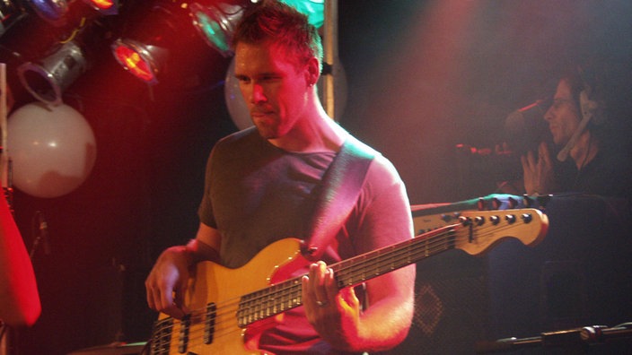 Bassist von Clueso bei Bootleg im August 2006