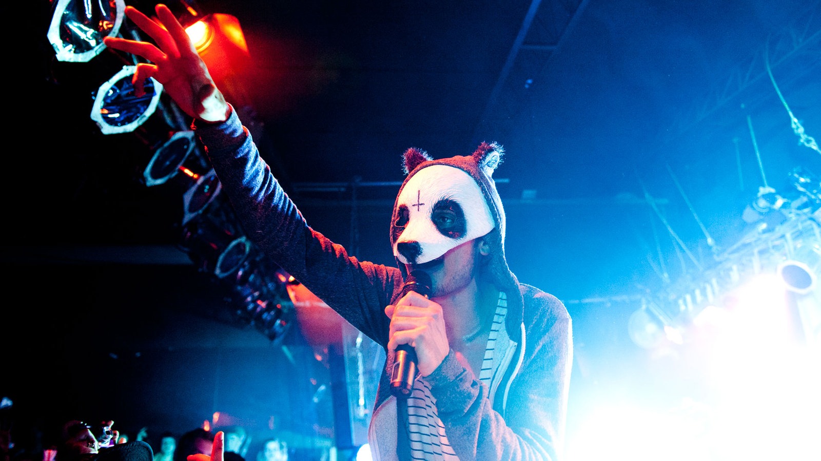 Rapper Cro hebt die Hand zu den fans