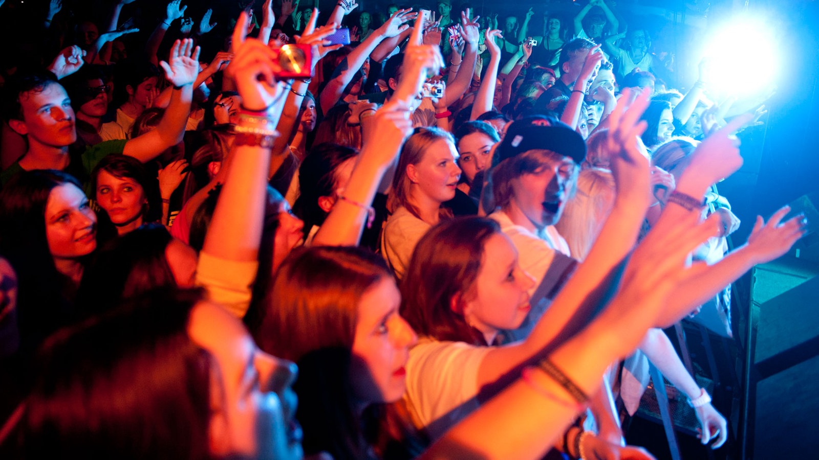 Die Fans stehen vor der Bühne und jubeln