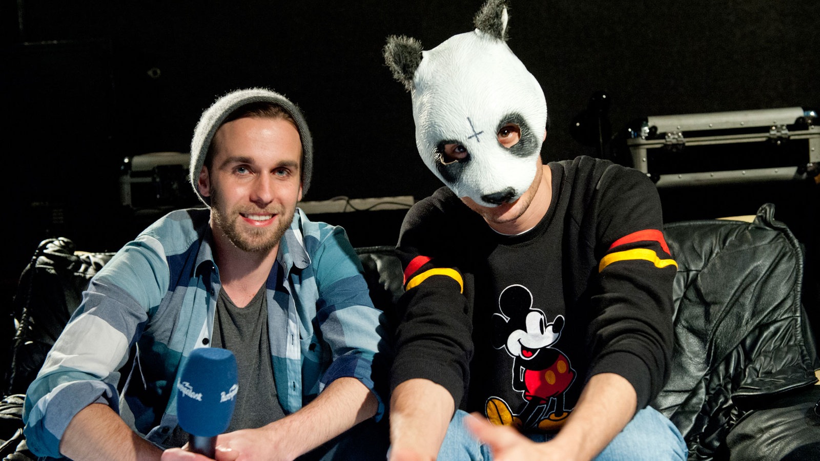 Cro posiert mit Interviewer Jonas für ein Bild