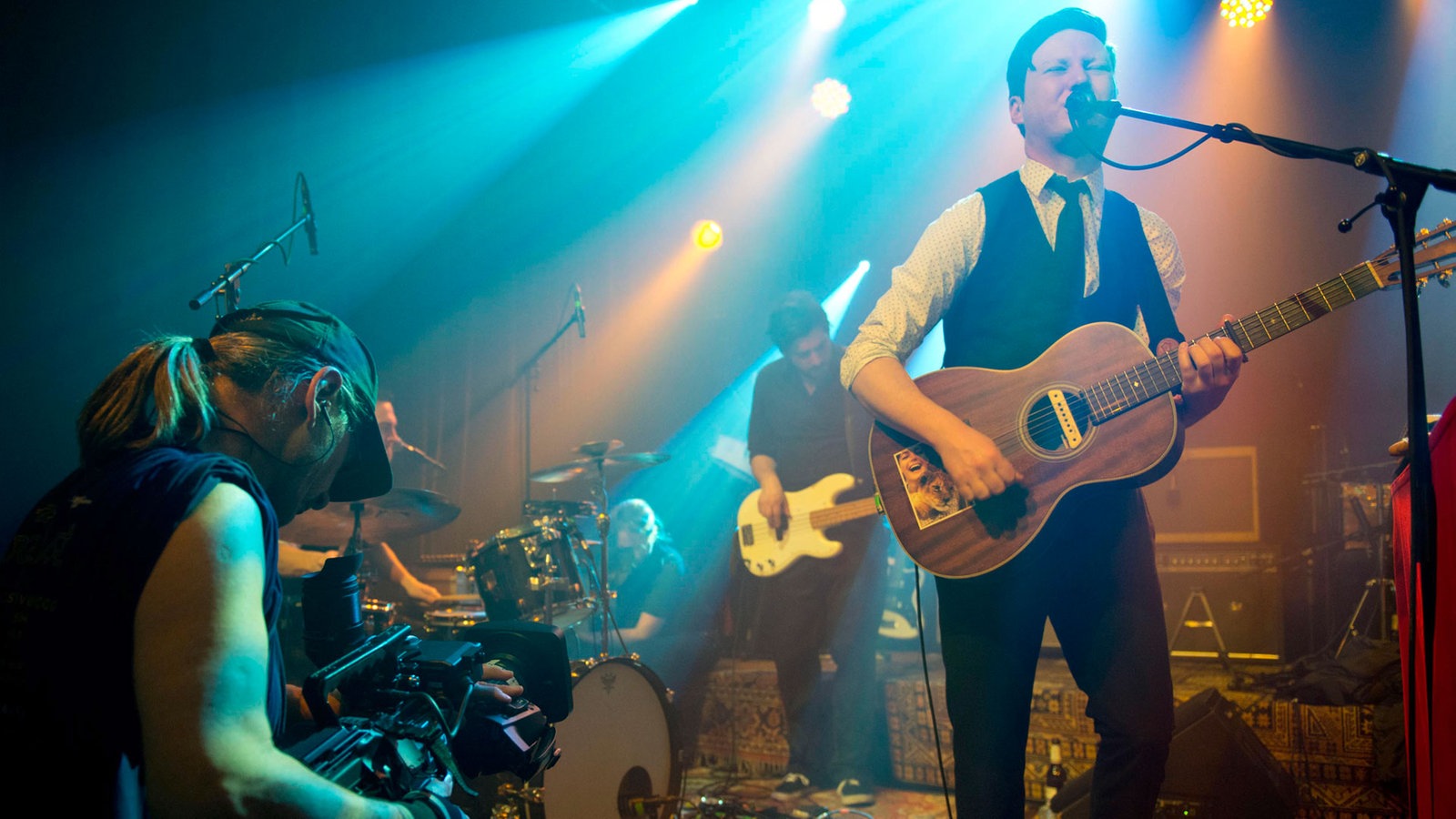 Die Band "Get Well Soon" perfomt auf der Bühne.