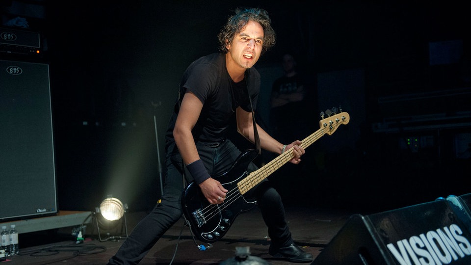 Der Bassist der Formation "Danke Jones" geht in die Knie und lässt es krachen.