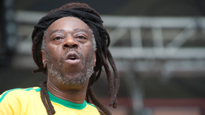 	Spencer „MC Spee“ Graham mit seinem Dreadlock Dutt