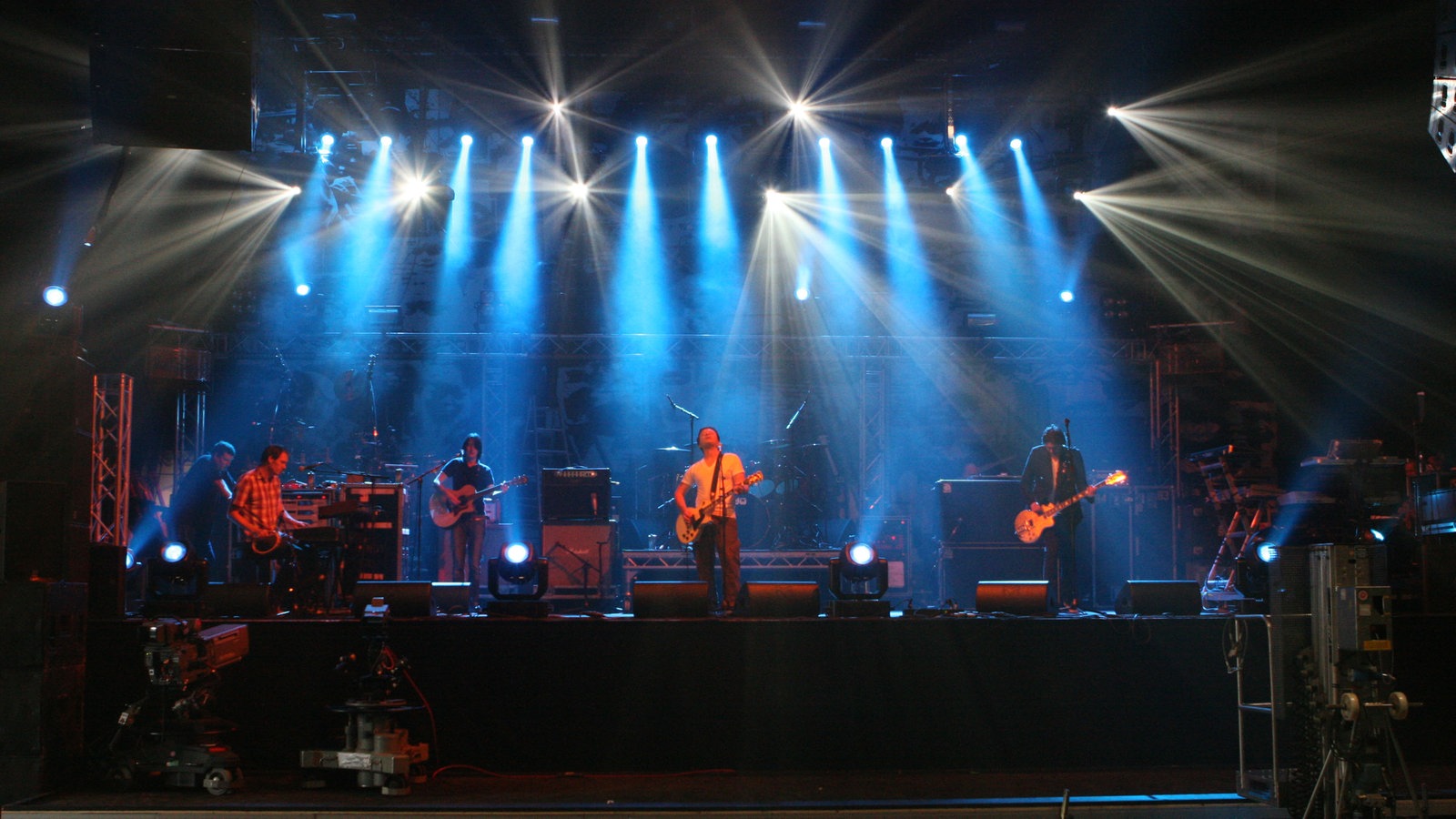 Manic Street Preachers beim Soundcheck; der Publikumsraum der 21. Rocknacht 2007 ist noch leer.