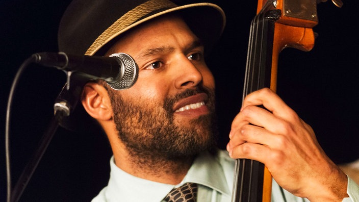 Ein Bandmittglied der Band am Contrabass