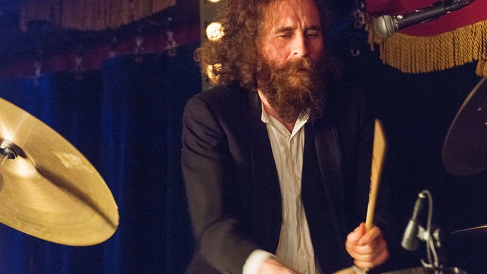 Der bärtige Drummer der Band Reverend Shine Snake Oil Co.