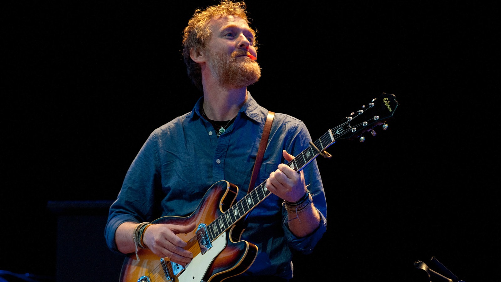 Glen Hansard spielt Gitarre und schaut zur Seite
