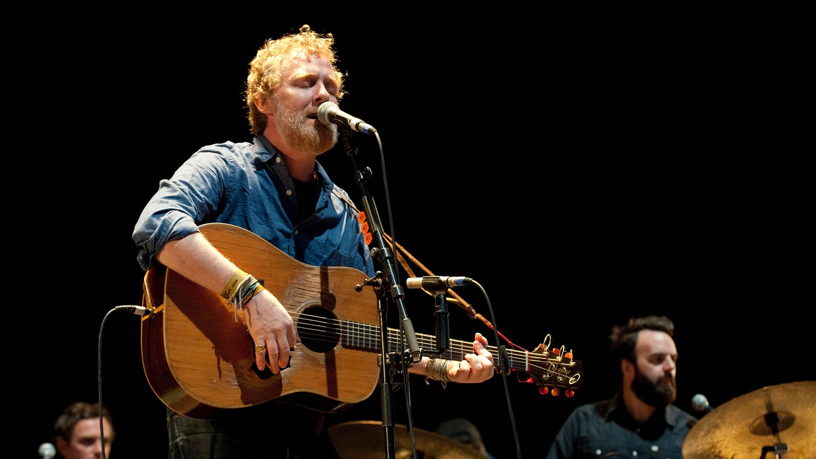 Glen Hansard singt mit geschlossenen Augen und spielt Gitarre