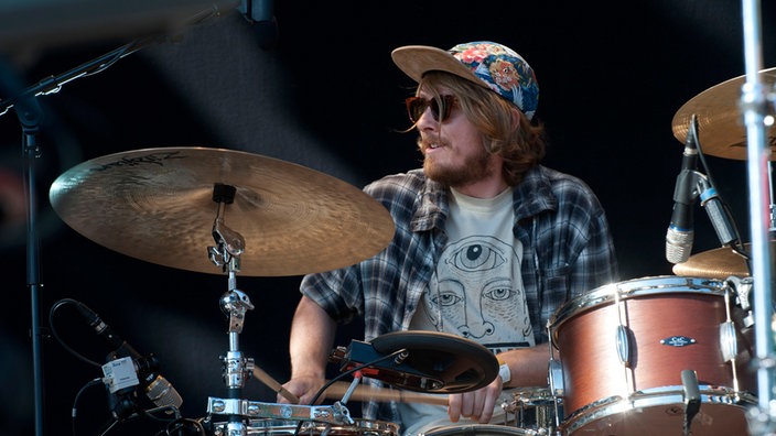 Drummer der Local Natives schaut zur Seite
