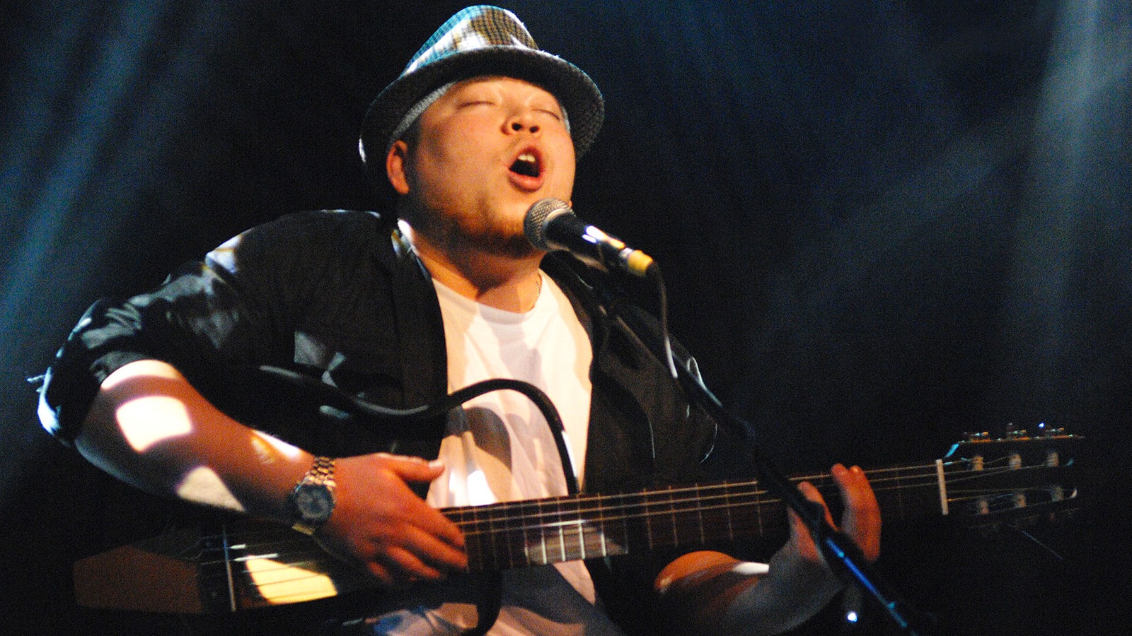 Martin Jondo spielt Gitarre und singt