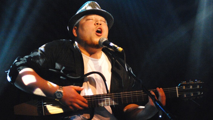 Martin Jondo spielt Gitarre und singt