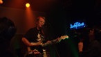 Sänger der Band "Guru Guru" mit Gitarre.
