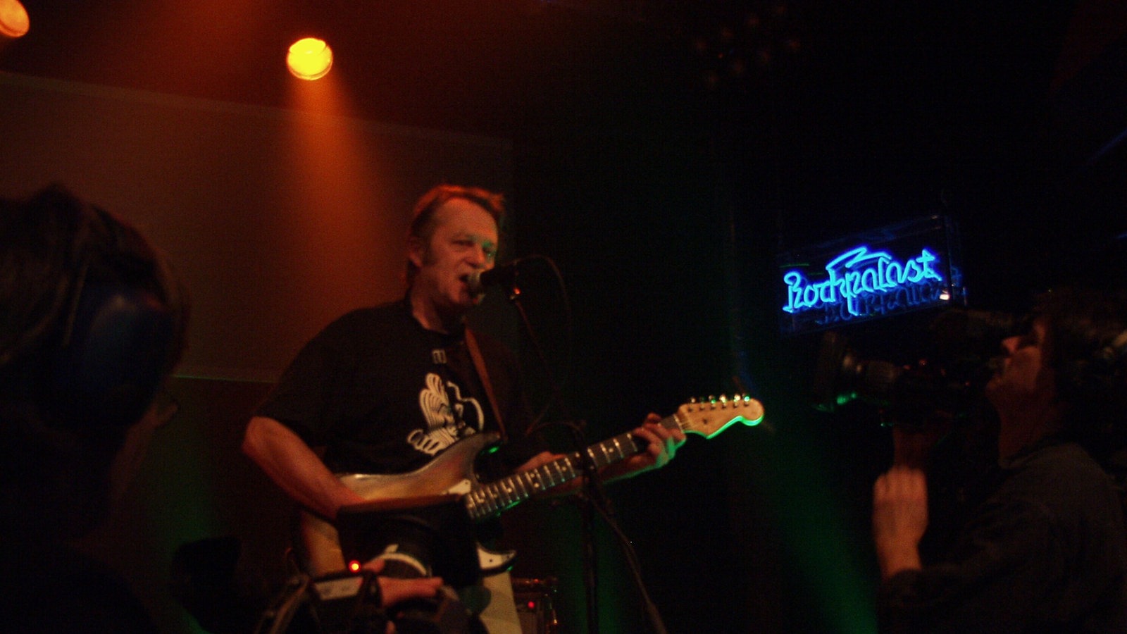Sänger der Band "Guru Guru" mit Gitarre.