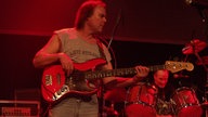Der Bassist von "Birth-Control" blickt zur Seite.