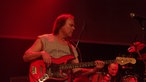 Der Bassist von "Birth-Control" blickt zur Seite.