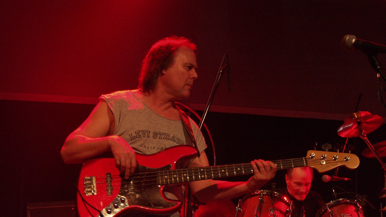 Der Bassist von "Birth-Control" blickt zur Seite.