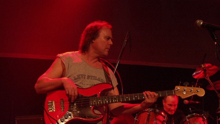 Der Bassist von "Birth-Control" blickt zur Seite.