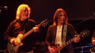 Zwei Gitarristen der Band "Jane" stehen nebeneinander und schauen nach links.