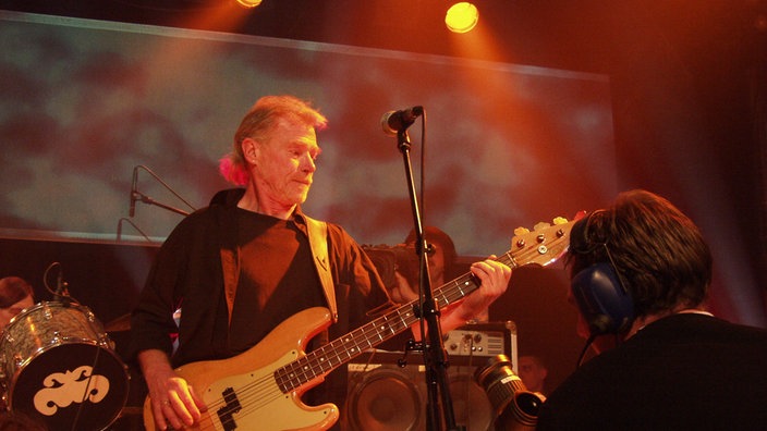 Bassist der Band "Jane" in der Harmonie Bonn.