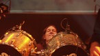 Drummer der Band "Jane" hinter einem Schlagzeug.