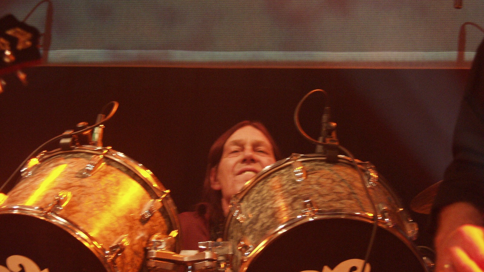 Drummer der Band "Jane" hinter einem Schlagzeug.