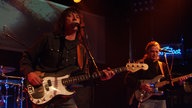 Zwei Mitglieder der Band Epitaph auf der Bühne.