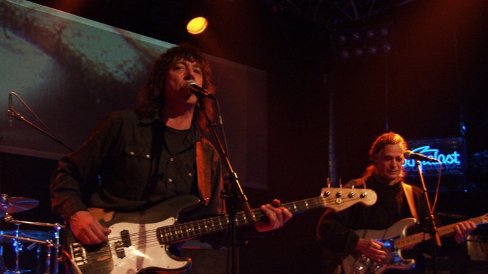 Zwei Mitglieder der Band Epitaph auf der Bühne.