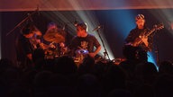 Drummer und Gitarrist von Amon Düül II auf der Bühne.