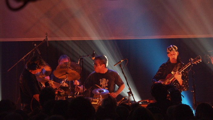 Drummer und Gitarrist von Amon Düül II auf der Bühne.