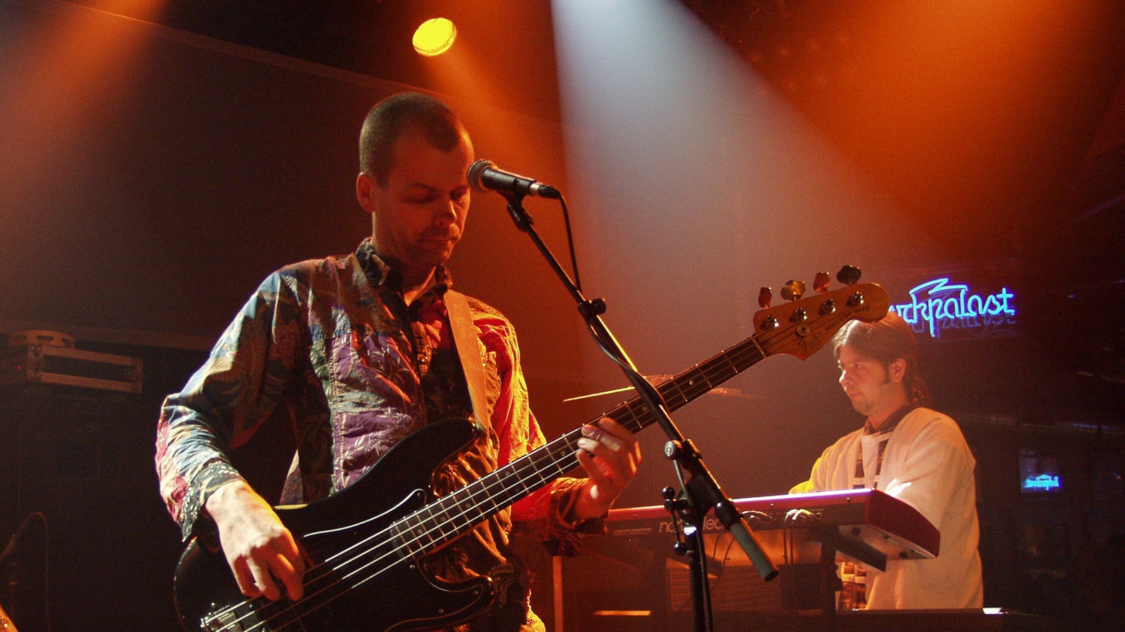 Mann mir Bass beim Soundcheck von Birth-Control.