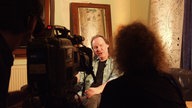 Ein Mitglied von Birth-Control wird interviewt und gefilmt.