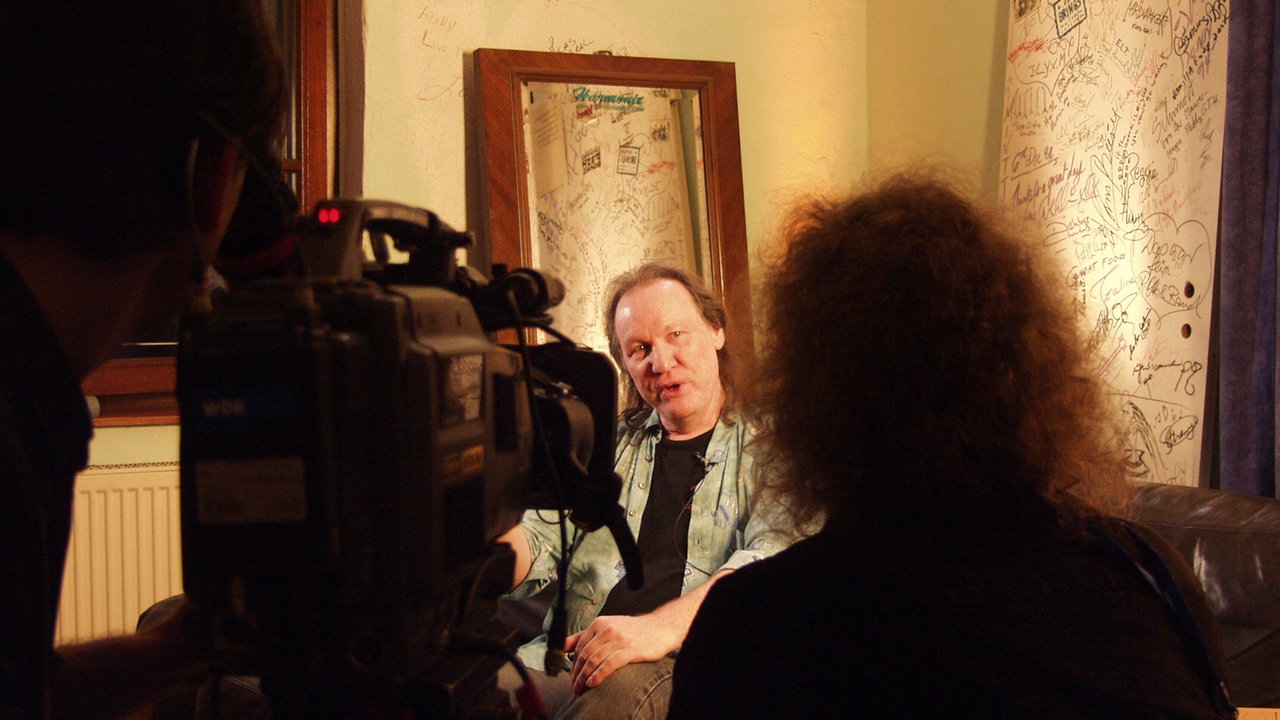 Ein Mitglied von Birth-Control wird interviewt und gefilmt.