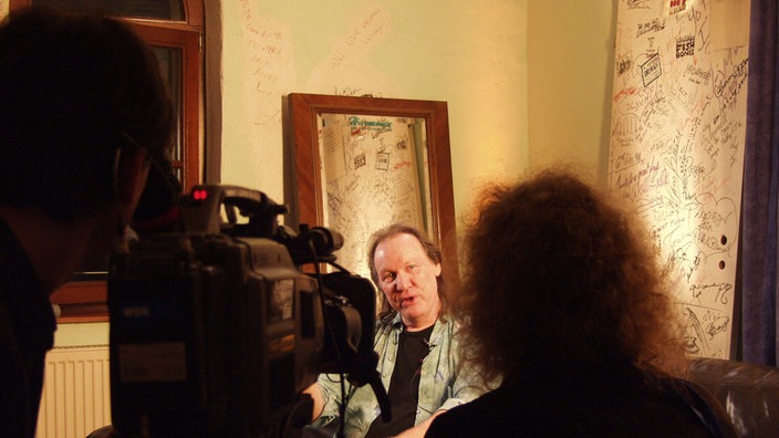 Ein Mitglied von Birth-Control wird interviewt und gefilmt.