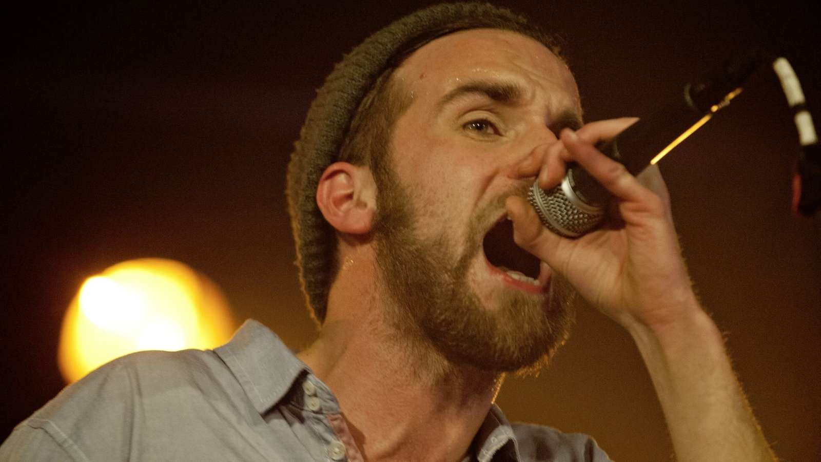 OK KID-Sänger singt mit verzogenem Gesicht