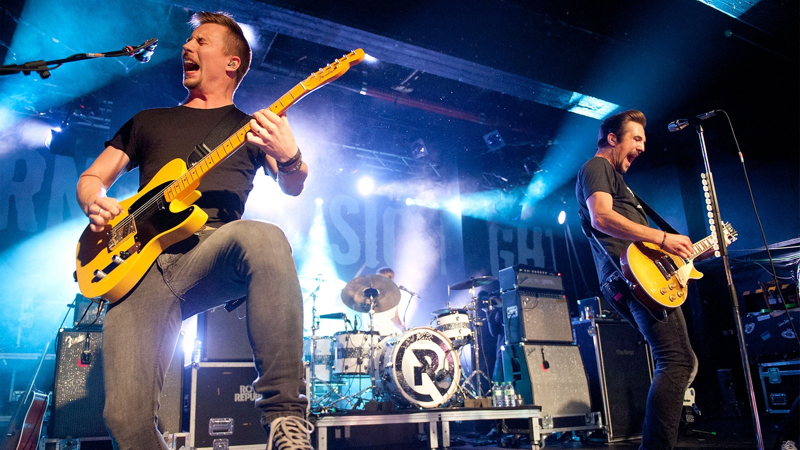 Die Band "Royal Republic" steht auf der Bühne und spielt