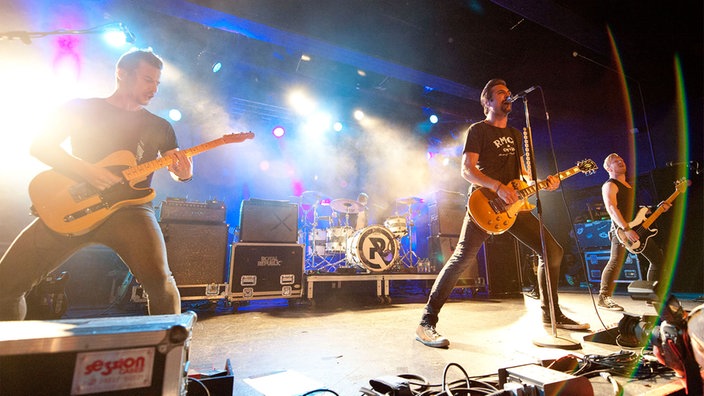 Die Band "Royal Republic" steht auf der Bühne und spielt