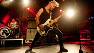 Die Band "Royal Republic" steht auf der Bühne und spielt