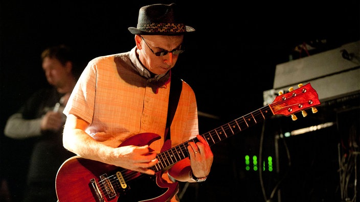 Der Gitarrist der Band "The Undertones" spielt vor der Kamera