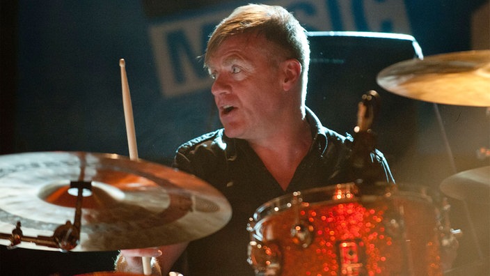 Der Schlagzeuger der Band "The Undertones" spielt Schlagzeug