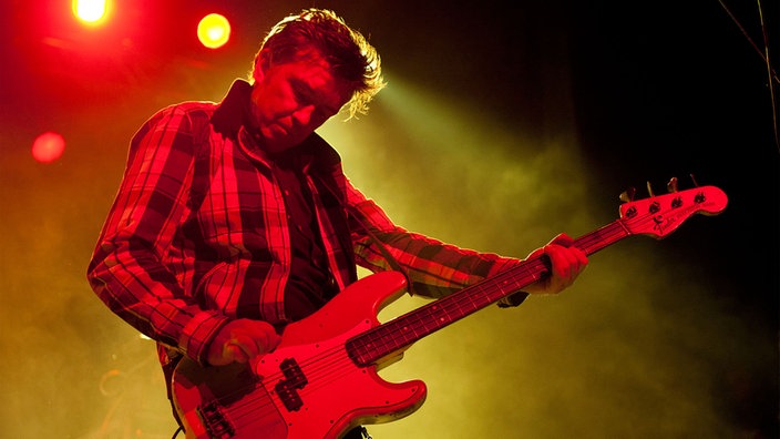 Der Gitarrist der Band "The Undertones" spielt Gitarre