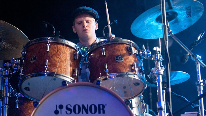 Der Schlagzeuger der Band "The Asteroids Galaxy Tour" spielt Schlagzeug