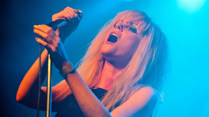 Die Sängerin der Band "The Asteroids Galaxy Tour" singt auf der Bühne
