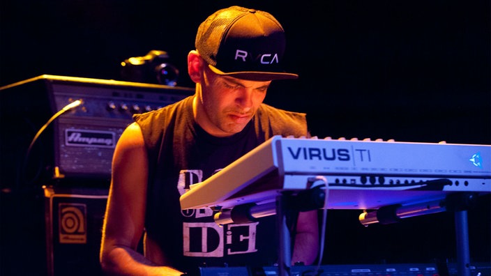 Der Keyboarder der "Omar Rodriguez Lopez Group" spielt Keyboard