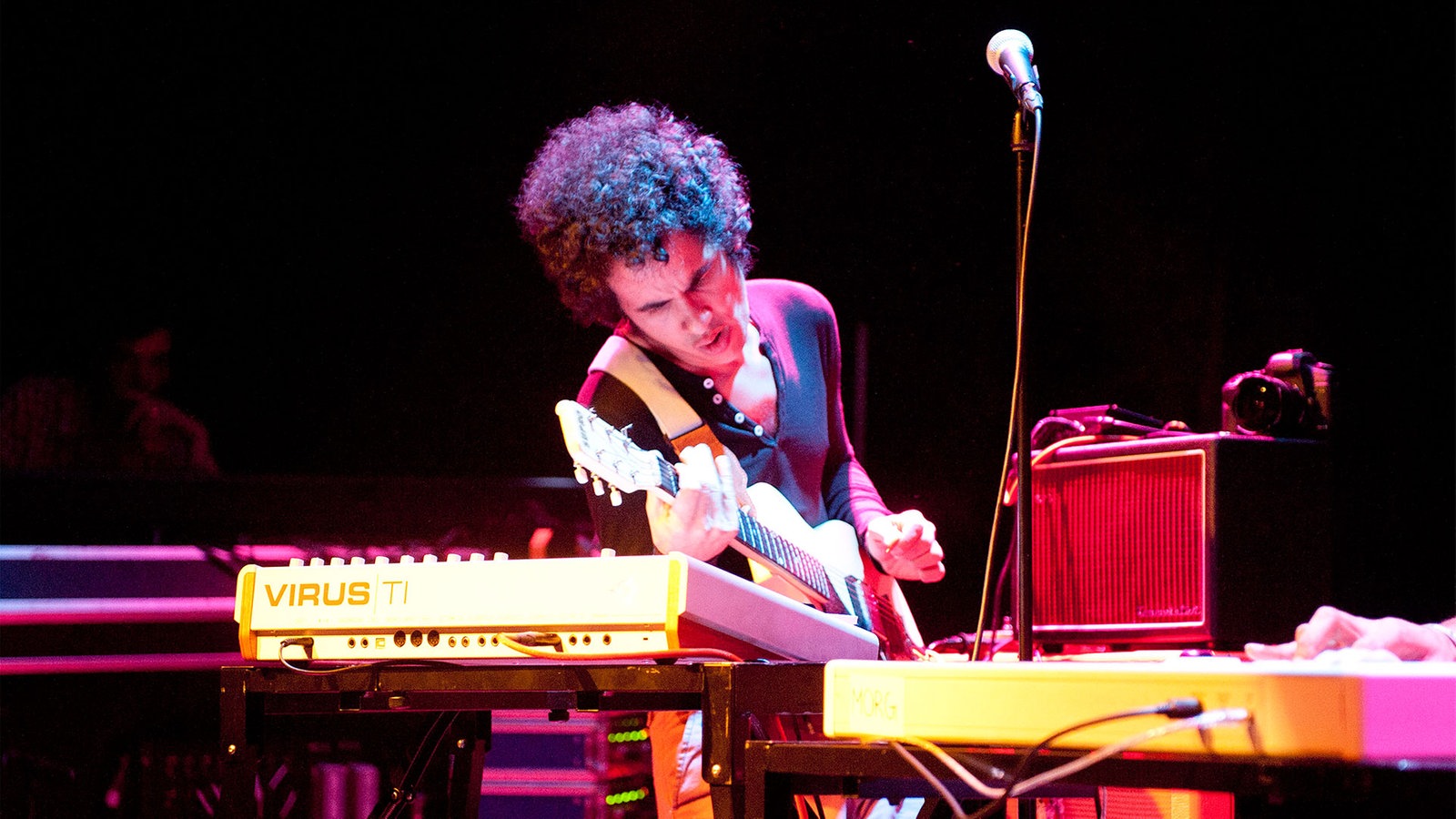 Einer der Gitarristen der "Omar Rodriguez Lopez Group" spielt Gitarre