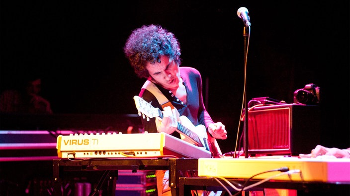 Einer der Gitarristen der "Omar Rodriguez Lopez Group" spielt Gitarre