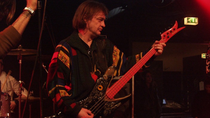 Der Bassist der Band Victory stet bei Bootleg im April 2006 auf der Bühne und blickt ins Publikum.