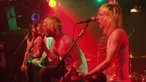 Towers Of London stehen auf der Bühne bei Bootleg im April 2006 an ihren Instrumenten, während alle in jeweils ein Mikrofon singen.