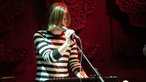 Jacco Gardner steht wieder am Mikrofon und sieht beim Singen in die Menge.