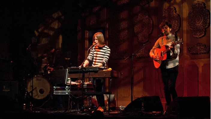 Jacco Gardner und sein Gitarrist, welcher auch singt, stehen zusammen auf der Bühne.